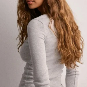 Grå ribbad tröja - Jättefin HELT NY tröja från nelly kostar 300 i butik 😋😋😋superskön perfekt för våren 😍