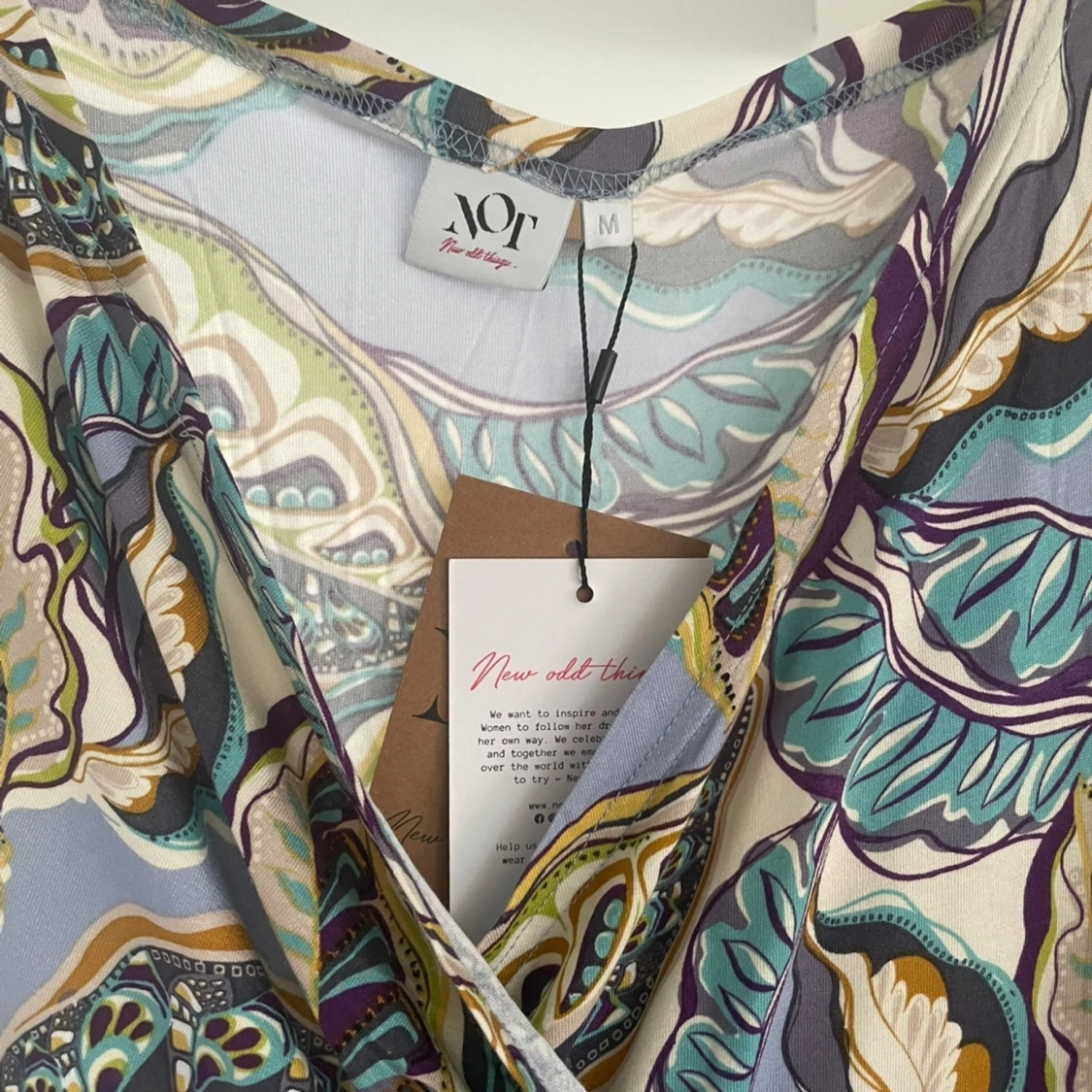 Mönstrad omlottklänning från NOT - 1