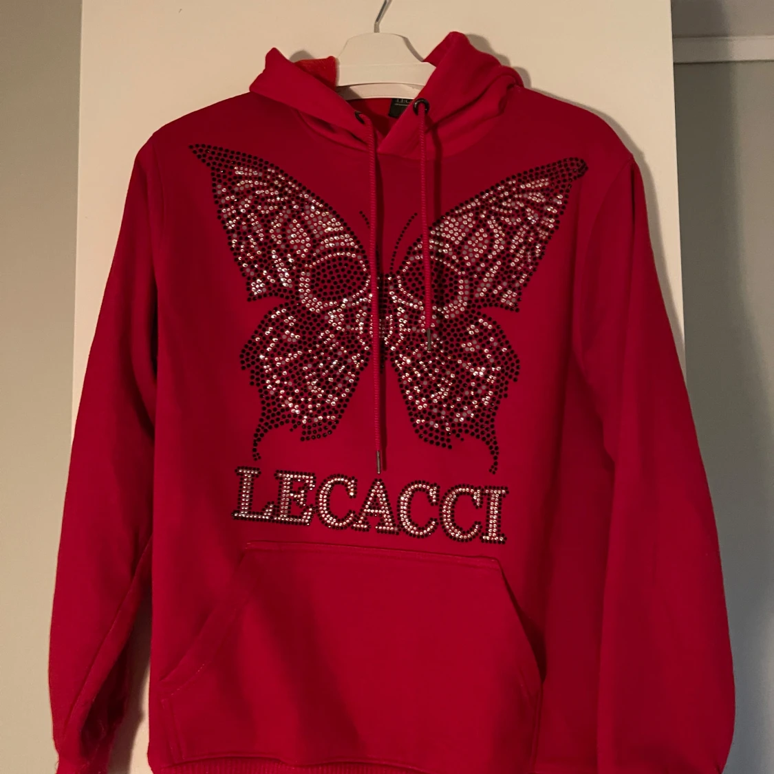 Röd hoodie från Legacci