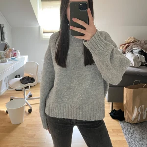 Grå stickad tröja - Grå stickad tröja .