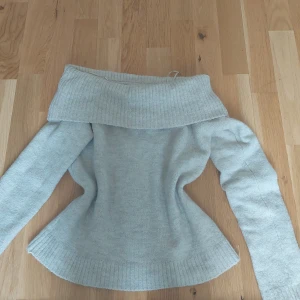 Off shoulder tröja  - Säljer min off shoulder tröja från gina i nytt skick! Säljer den för att jag fick en men hade redan en likadan