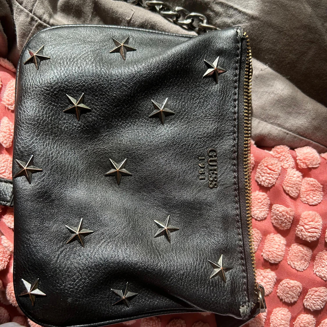 Svart axelväska med stjärndetaljer från Guess - 1
