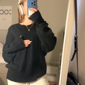 Svart stickad tröja - Mysig svart stickad tröja från COS med långa ärmar och ribbade muddar. 🖤🖤🖤Oversized för att kunna styla till ett par höga klackar och en kort kjol🥰nypris ca 800
