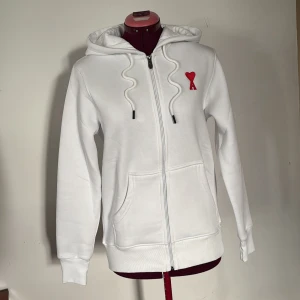 Ami hoodie - Helt ny AMI hoodie aldrig använd hör av er för mer info.