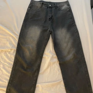 Svarta jeans från Carhartt - Snygga svarta jeans från Carhartt med en klassisk femficksdesign. De har en normal passform och är tillverkade i slitstarkt denim. Perfekta för en avslappnad stil.