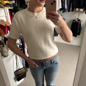 Vit topp Zara  - Säljer nu denna slutsålda stickade toppen från Zara i storlek M💕