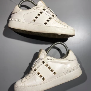 Valentino Skor - Hej! Säljer nu mina skor från märket Valentino, storlek 35.5, bra skick. Givetvis äkta, Tveka inte på att höra av dig om du har frågor eller funderingar kring skorna!