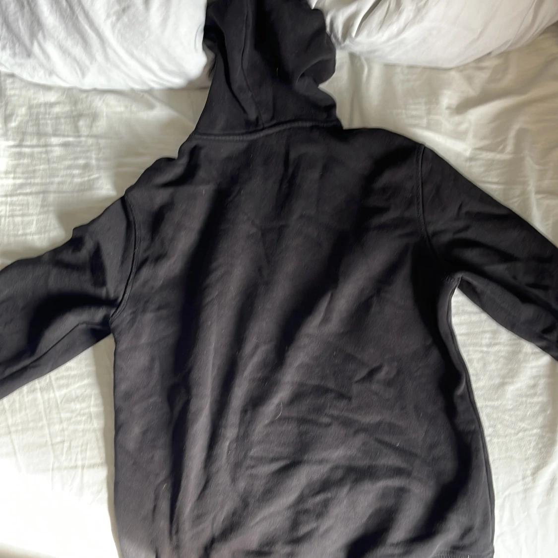 Svart hoodie från Divided - 1