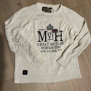 Vit tröja från Morris - Säljer en vit tröja från Morris med tryck på framsidan. Tröjan har långa ärmar och ribbade muddar vid ärmslut och nederkant. Perfekt för en stilren look. Skriv vid funderingar 