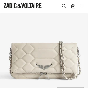 Beige/ vit väska från Zadig & Voltaire - Vit/ beige väska från zadig med silverdetaljer. Har Äkthetsbevis, köpt på nk. Bara att fråga om egna bilder. Pris kan diskuteras. 