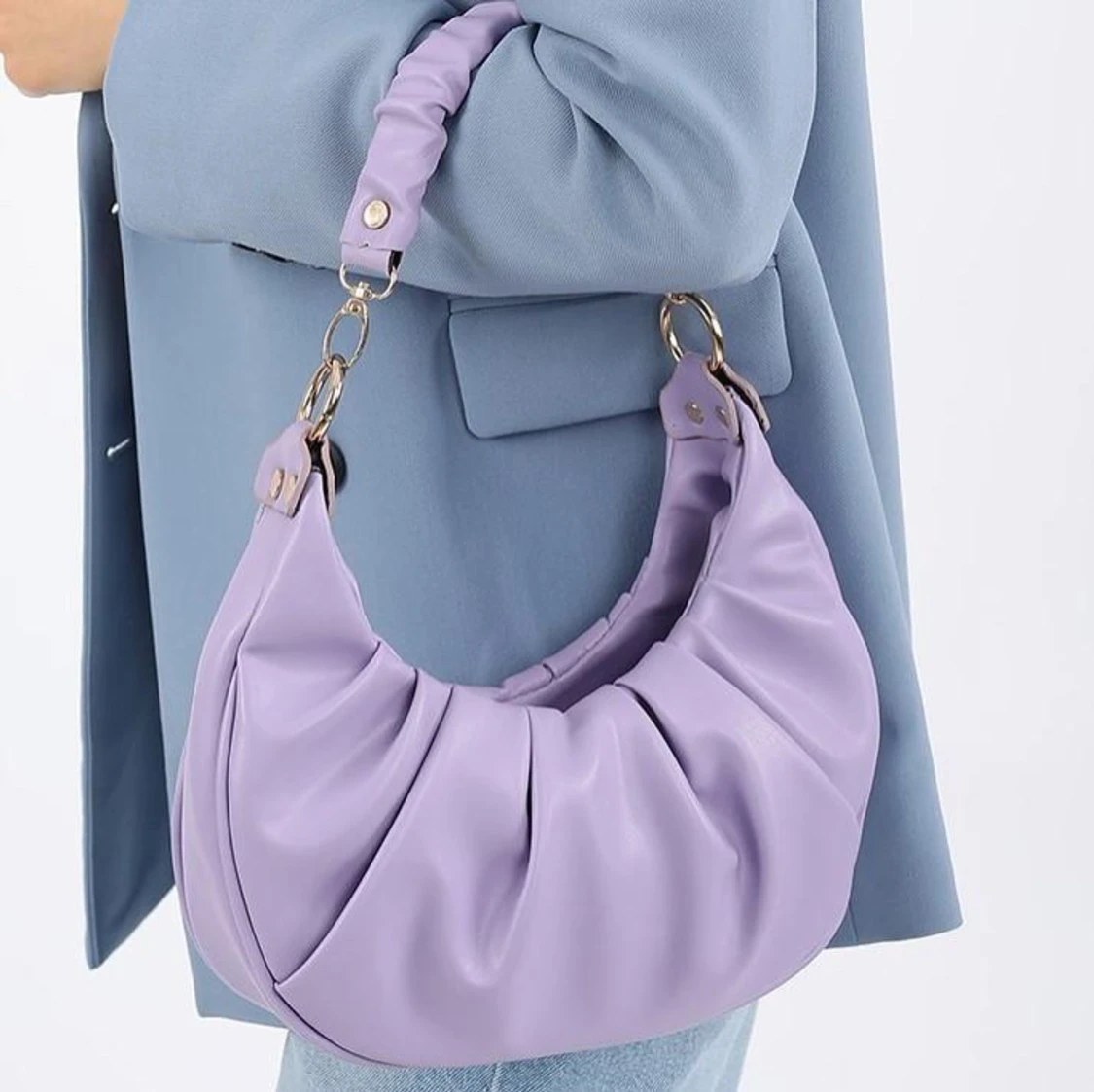 Lila axelväska i syntet - 1