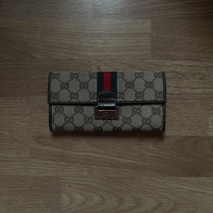 Vintage plånbok  - Super snygg plånbok, med klassisk gg mönster, mycket plats för kort, sedlar och mynt. 