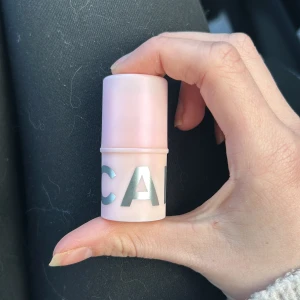 Caia Blush  - Praktisk och lättanvänd Blush ifrån Caia. I färgen berry smoothie, andvänd 1 gång. Säljs för färgen passade ej mig. Skickas helst med PostNord om det funkar.