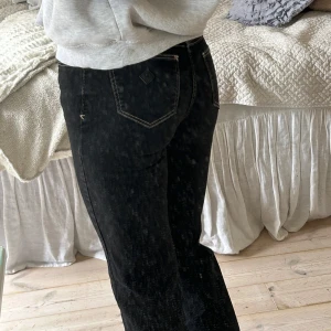 Svarta jeans från Abrand Jeans - Snygga svarta jeans från Abrand Jeans med en låg midja och rak passform. De är i jättebra skick. Ny pris 1000kr. Skriv om ni har frågor🫶🏼🥰