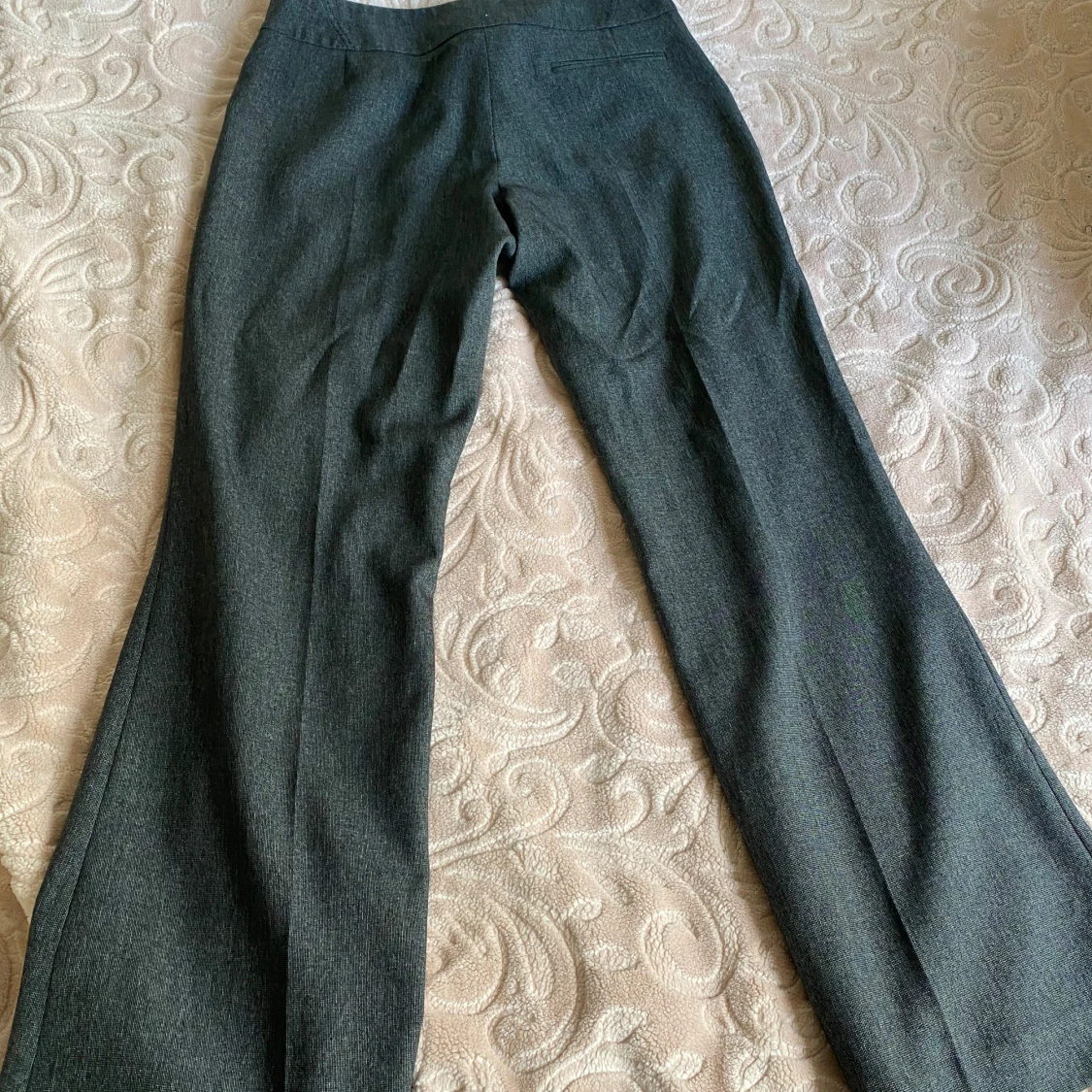 Grå kostymbyxor med knappar - 3