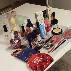 Stor samling av smink och skönhetsprodukter - En omfattande samling av smink och skönhetsprodukter inklusive foundations, läppstift, läppglans, sminkborstar och ansiktsmasker. Märken som Rituals, Isadora och Lyko finns representerade. Perfekt för den som vill ha ett brett utbud av produkter för olika tillfällen.