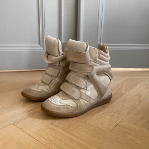 Isabel Marant bekett sneakers - Isabel Marant bekett sneakers i bra skick. Få tecken på användning. Fler bilder kan skickas.