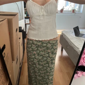 Grön långkjol - Jättefin grön långkjol som är perfekt till sommaren! Storlek saknas men den passar mig som brukar ha XS/S. ☺️🌸