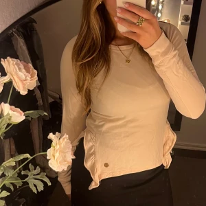 Ljusrosa tröja  - Superfin ljusrosa tröja med slits och volang. Den är för liten på mig och passar XS/S🩷jättefin tröja och är i bra skick. 