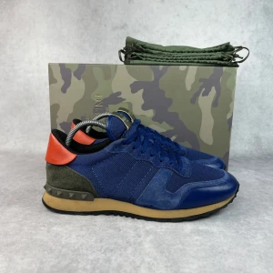 Valentino rockrunner skor - –  Skick: 8/10  | Tillbehör: Box (lite skadad) | Nypris: 8000+ kr