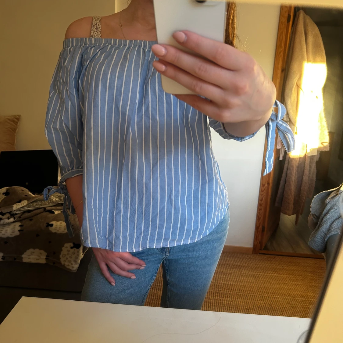 Blå- och vitrandig offshoulder topp från H&M