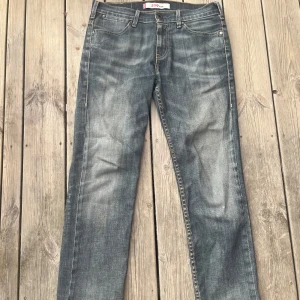 Levis jeans - Snygga Jeans från Levis med en riktigt härlig tvätt. Modell:519. Storleken är jag lite osäker på för det står inte men jag skulle nog säga W28.