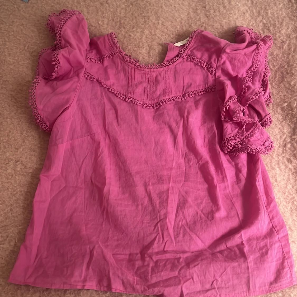 Rosa blus med volangdetaljer - 2