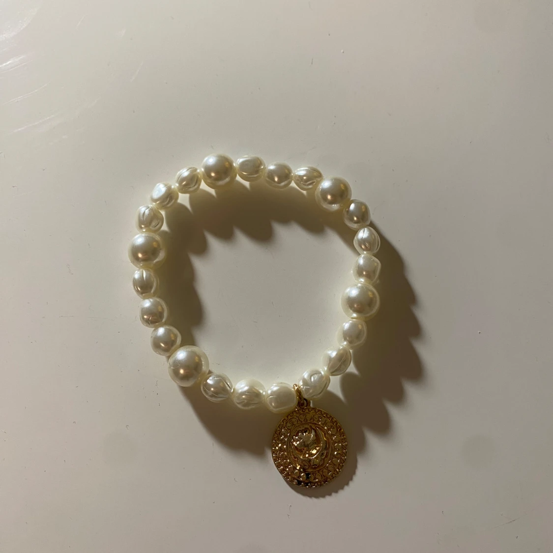 Pärlarmband med guldberlock