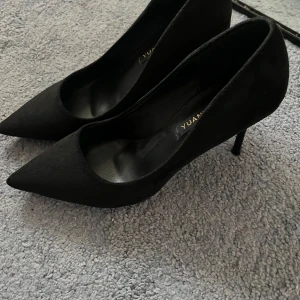 Svarta stilettklackar  - Svarta stilettklackar, ca 8-9cm höga Köpta på vinted men aldrig använda av mig och förra ägaren skrev att de inte var använda av henne heller, det kan jag ju dock inte garantera
