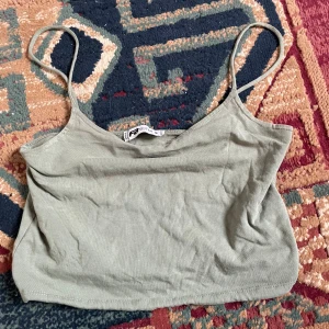 Grön linnetopp från newyourker  - Säljer en enkel och stilren grön linnetopp från newyourker . Toppen har smala axelband och är perfekt för varma dagar. Den är tillverkad i ett mjukt och bekvämt material.