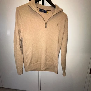 Beige tröja med dragkedja från Ralph Lauren - Gammal men nästan oanvänd Ralph Lauren quarterzip. Mjukt och skönt, kashmirliknande material. Nypris 4500
