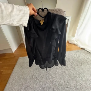 Blus med volanger - Så fin blus!