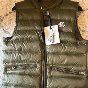 Moncler gui väst  - Moncler gui väst storlek 1, färgen är olivgrön och väldigt unik. Västen är i nyskick. Priset går att diskutera 