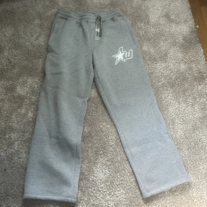 Grå Lorenzo mjukisbyxor  - Snygga grå Lorenzo mjukisbyxor i nytt skick som aldrig har används. Ordanire priset för märkes byxorna är 785 kr men säljer för 550