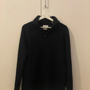 Mörkblå merinoulltröja från These Glory Days - Säljer en mörkblå halfzip från These Glory Days i merinoull. Hör av dig om du har flera frågor 😁