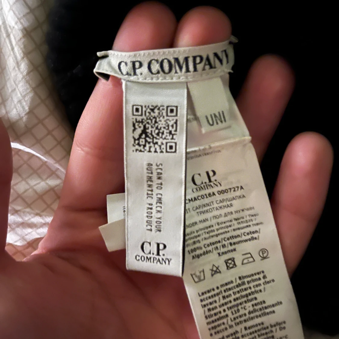 Svart mössa med glasögondetalj från C.P. Company - 2