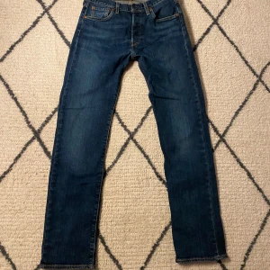 Levis jeans - Säljer dessa sjukt snygga 501 Levi jeans i storlek w29 l32 kom privat för fler bilder eller frågor