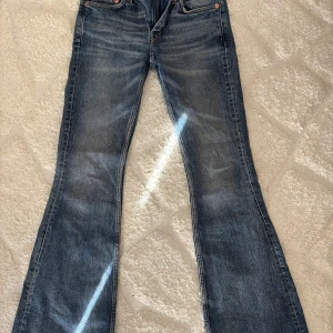 Low waist bootcut jeans - Supersnygga blåa bootcut jeans från weekday, storlek 25/32🥰