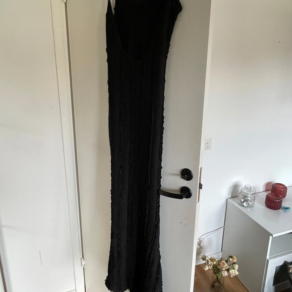 Svart långklänning med öppen rygg - 3