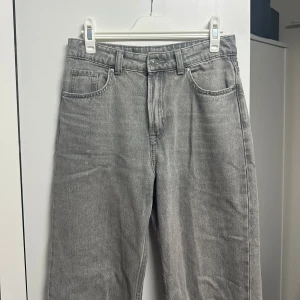Grå jeansbyxor - Snygga grå jeansbyxor. Storlek 34. Köpt för 499kr säljer för endast 90kr!