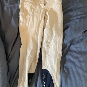 Ridbyxor  - Säljer ett par beige ridbyxor med knäskoning från Eqode. Supersnygga och sköna. Bra stretch i. Strl  italiensk 40, motsvarar 32/34. Har passat mig som är 173cm lång och vanligen har strl S 