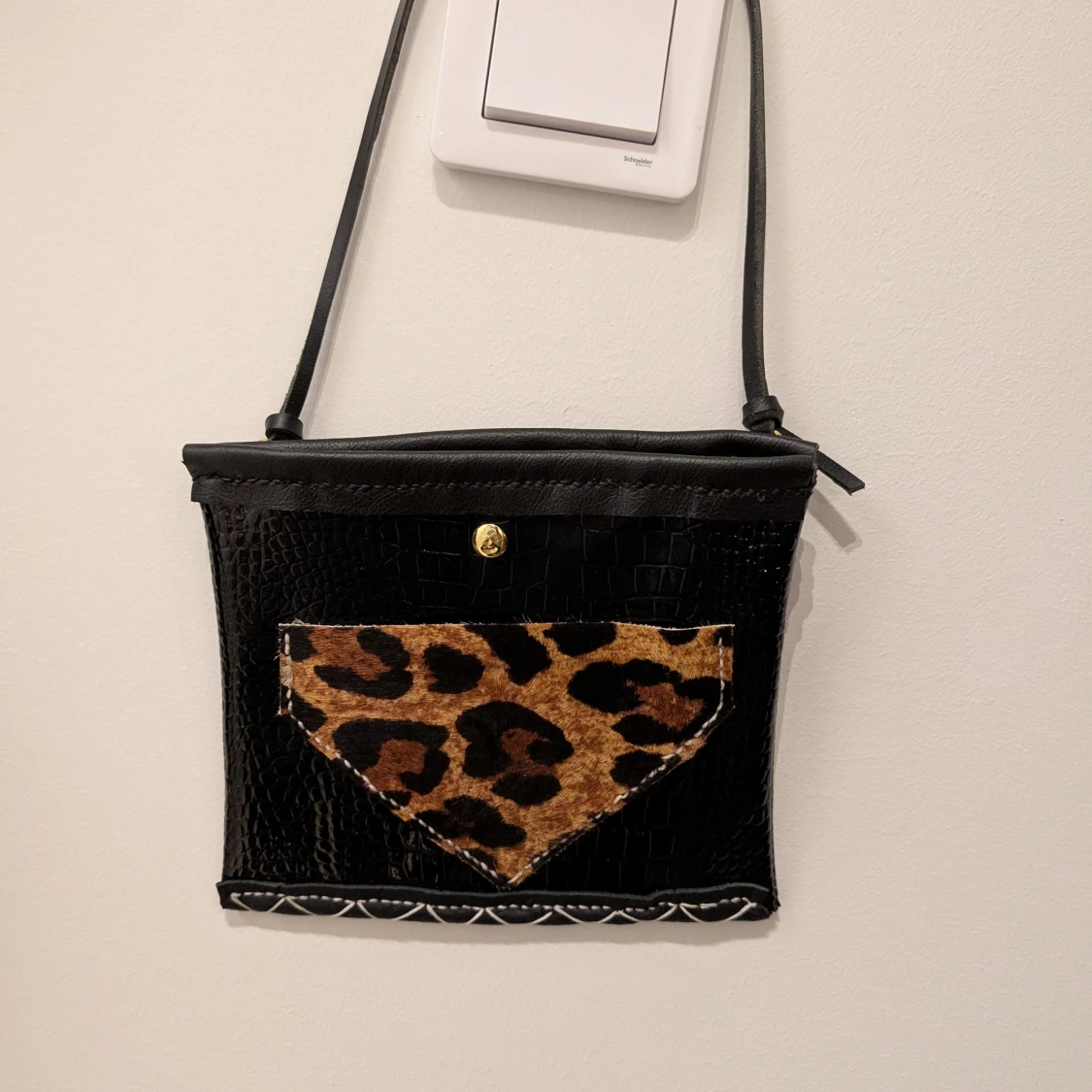 Svart axelväska med leoparddetaljer - 3
