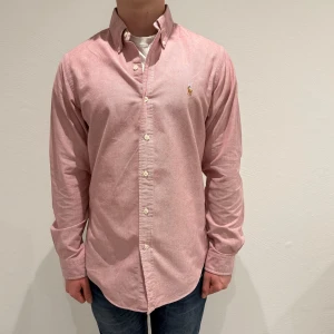 Rosa skjorta från Ralph Lauren - Rosa skjorta från Ralph lauren|| Storlek S ( Custom Fit) || skjortan är i mycket bra skick || mitt pris 499kr || modellen på bilden är 170cm och väger 60kg || tveka inte på att höra av dig vid frågor eller funderingar 