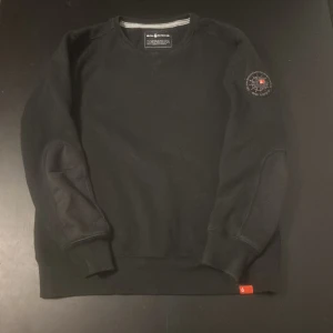 Svart tröja från Sail Racing - Säljer en svart tröja från Sail racing. Diskret logga. Strl 170/XS