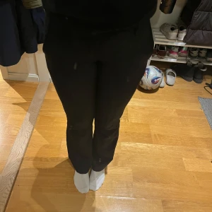 Svarta kostymbyxor från BikBok - Snygga svarta kostymbyxor från BikBok i storlek 34. Byxorna har en klassisk design med raka ben.  Säljer pga försmå