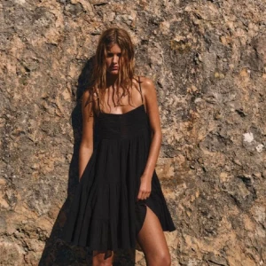 Svart sommarklänning  - Säljer denna klänning från zara som är perfekt nu till sommaren💞💞💞Helt oanvänd!!