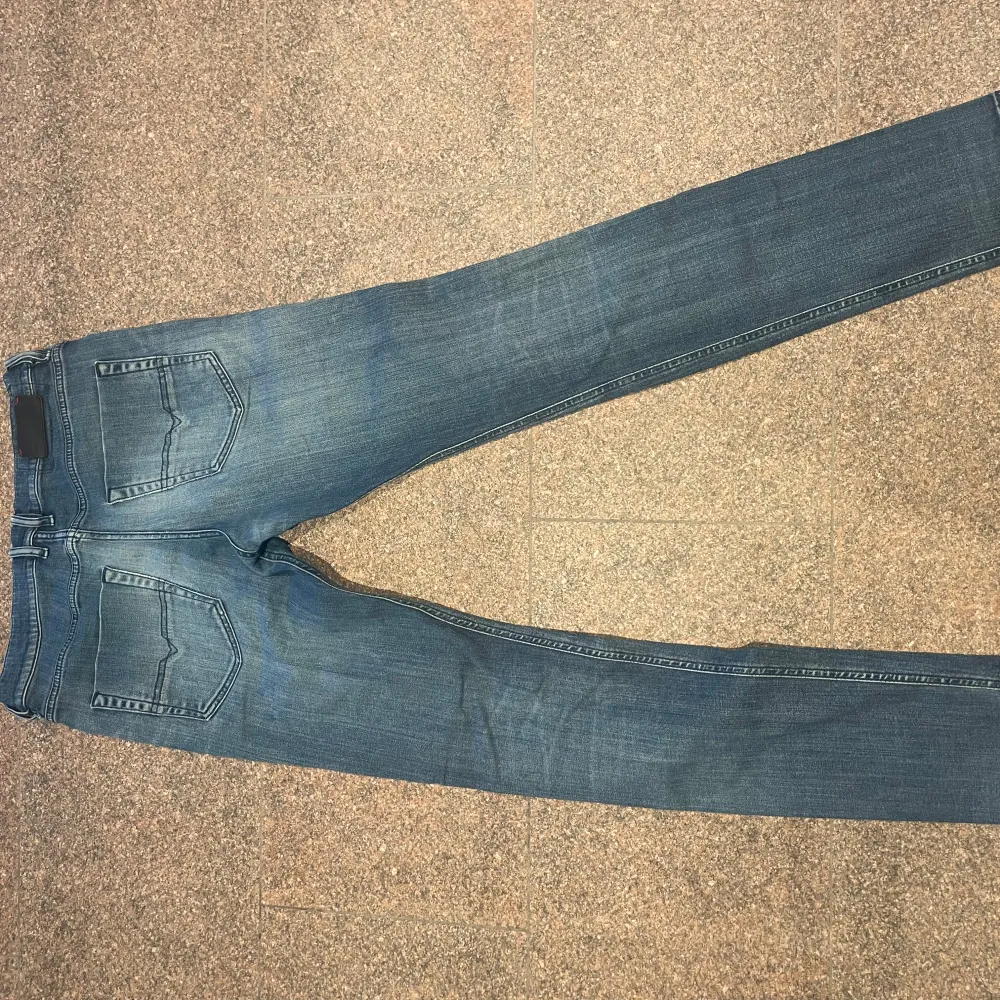 Ett par väldigt snygga jeans från Diesel. Jeansen påminner mycket om Replay. Jeansen har knappt tecken på användingar. Hålet på knäet ska vara där. Hör av vid funderingar!. Farkut & Housut.