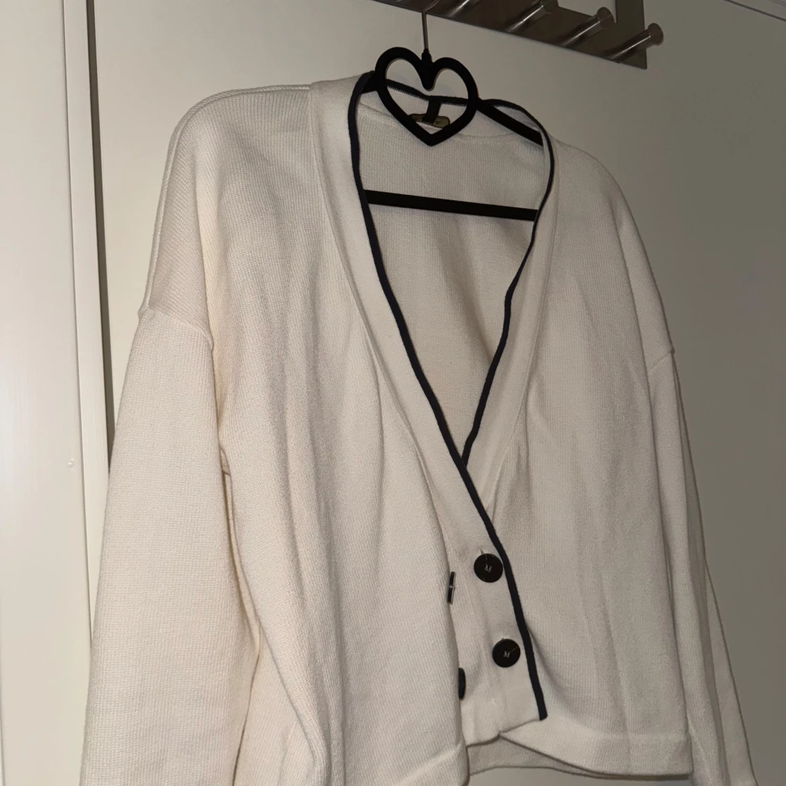 Vit kofta med knappar ifrån Massimo dutti - 1