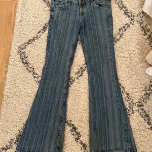 Lågmidjade jeans - Såå snygga bootcut jeans med låg midja😍☺️❤️ se bilder för mått. Notera litet hål på rumpan men som säkert går att sy igen med några stygn🥰