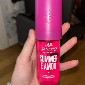 Summer É Amor Parfymmist från Sol de Janeiro - Säljer min sol de Janeiro pga det inte riktigt var min doft, använd 1 gång typ ett haft sprut! Funkar både för killar och tjejer 